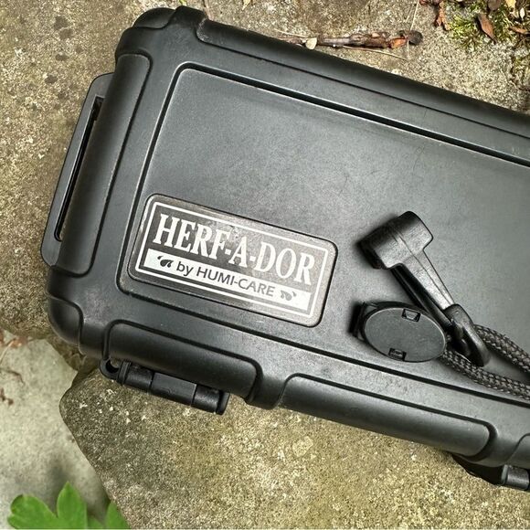 Black Portable Herf-a-dor Humidor Cigar Case and Accessories - Picture 3 of 14